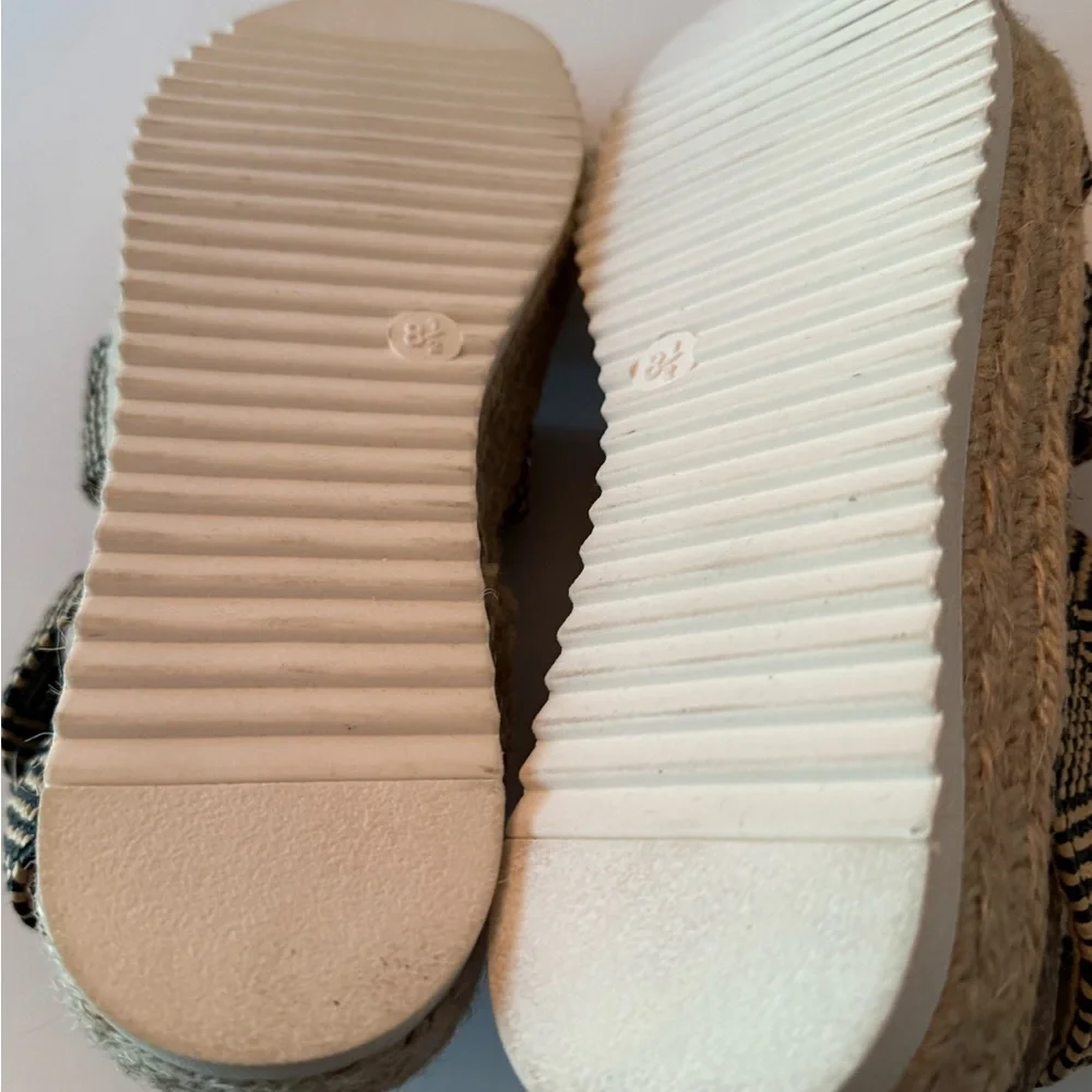 Cushionaire Woven Black and Tan Strap Platform Sandals Women’s New 8.5